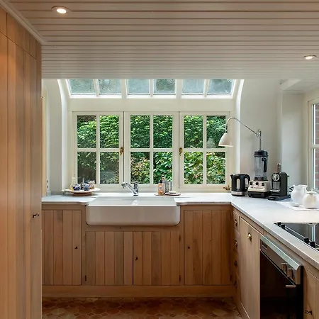 Sunbeam Family House At Seaside *